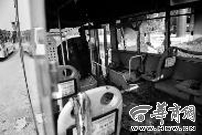 昨日下午,咸阳市一辆公交车在行驶中发生自燃,所有乘客及